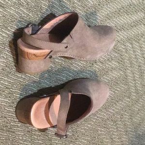 Dankso slingback clogs